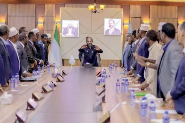 الرئيس الصومالي مجتمعاً مع حكومة ولاية جوبالاند (وكالة الصومال الرسمية)