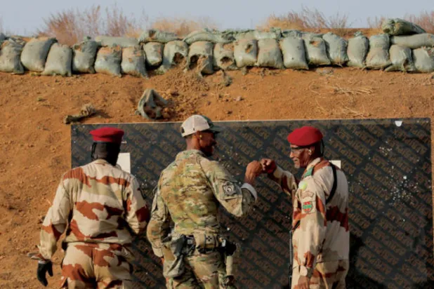 عسكريون موريتانيون يتدربون في ميدان رماية خلال برنامج «فلينتلوك» السنوي لمكافحة الإرهاب في دابويا بغانا (رويترز)