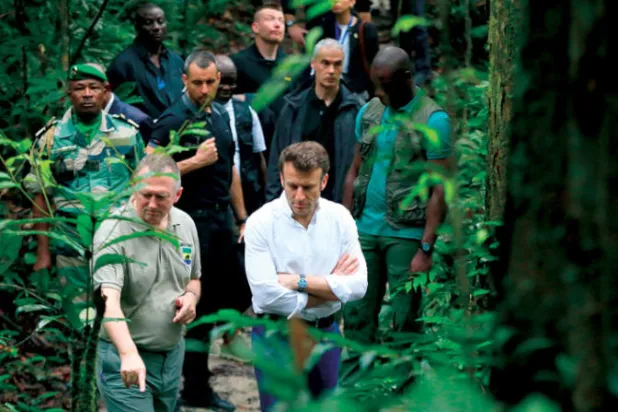 ماكرون لدى زيارته إحدى المناطق المحمية على ساحل الغابون شمال ليبرفيل أمس (أ.ب)