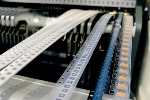 بكرات تحوي مكونات كهربائية تستخدم في خطوط الإنتاج التكنولوجي (أرشيفية - رويترز)