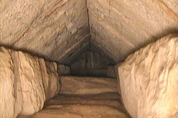 الممر السري الذي تم اكتشافه داخل هرم خوفو (وزارة السياحة والآثار المصرية)