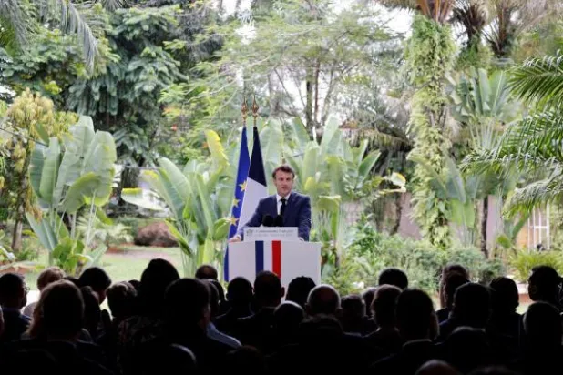 الرئيس الفرنسي إيمانويل ماكرون يلقي كلمته أمام الجالية الفرنسية اليوم في ليبرفيل (أ.ف.ب)