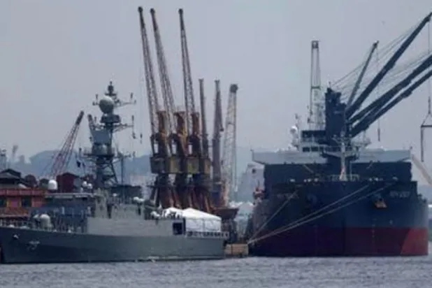 سفينة حربية إيرانية في ميناء ريو دي جانيرو بالبرازيل يوم 28 فبراير شباط 2023 (رويترز).