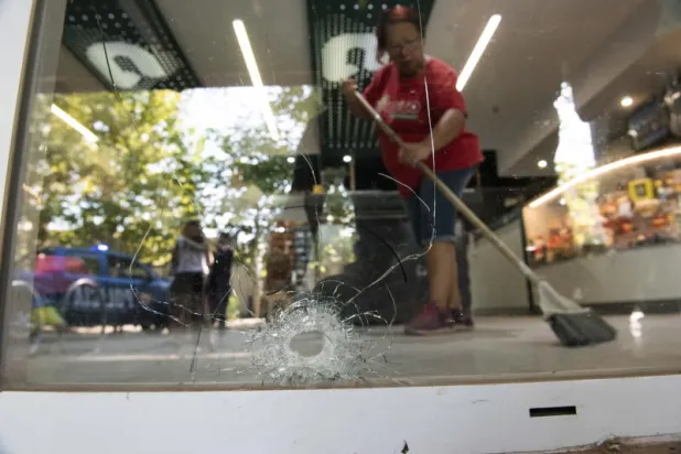 ميسي واجه تهديداً مباشراً بإطلاق النار على متجر عائلة زوجته (إ.ب.أ)