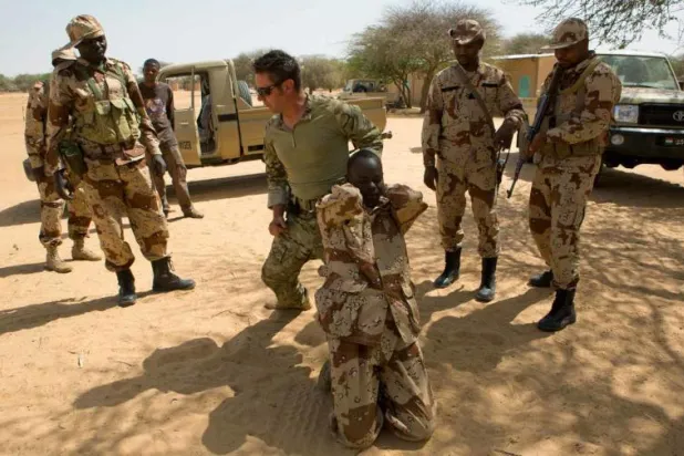جندي من القوات الخاصة الأميركية خلال تدريبات مع عناصر من الجيوش الأفريقية في النيجر (أرشيفية - رويترز)