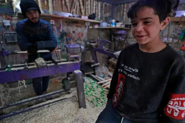 حیدر کرار کودک عراقی که در بغداد نجاری می کند (فرانس پرس)
