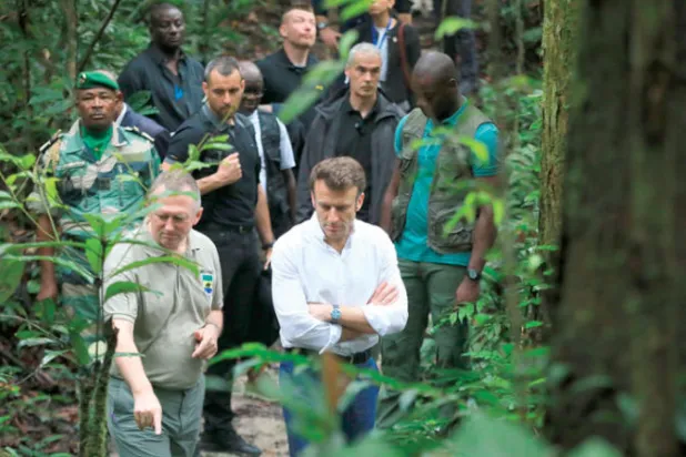 ماكرون لدى زيارته إحدى المناطق المحمية على ساحل الغابون شمال ليبرفيل أمس (أ.ب)