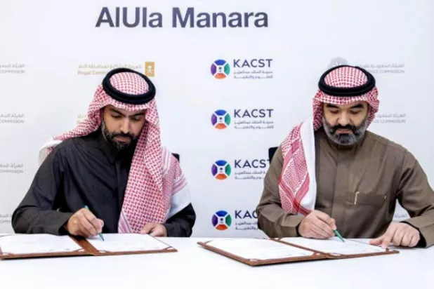 الأمير بدر بن عبد الله محافظ الهيئة الملكية للعلا والمهندس عبد الله السواحة وزير الاتصالات يوقّعان المذكرة (الشرق الأوسط)