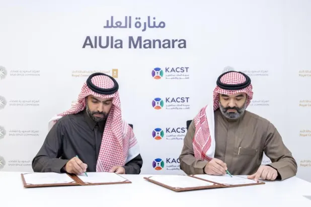 الأمير بدر بن عبد الله محافظ الهيئة الملكية للعلا والمهندس عبد الله السواحة وزير الاتصالات يوقّعان المذكرة (الشرق الأوسط)