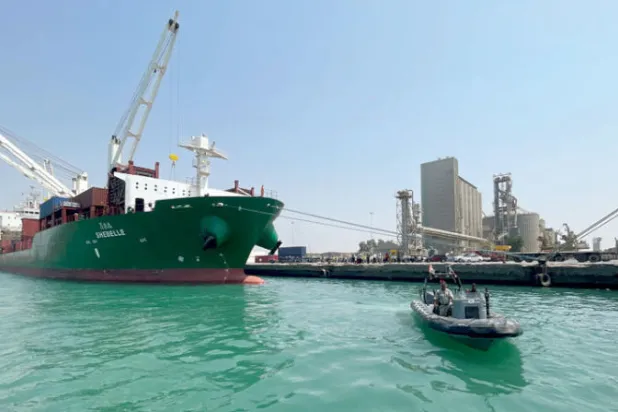 سفينة حاويات تجارية راسية في ميناء الحديدة على البحر الأحمر الذي يسيطر عليه الحوثيون (رويترز)