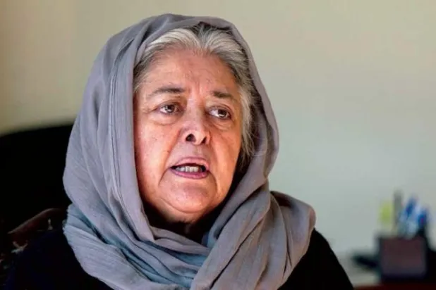 الناشطة الأفغانية محبوبة سراج من الأصوات القليلة الناقدة التي بقيت في البلد بعد عودة «طالبان» للحكم (أ.ف.ب)