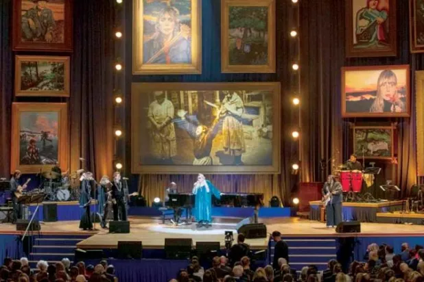 جوني ميتشل  تؤدي إحدى أغنياتها خلال حفل التكريم في واشنطن (أ.ب)