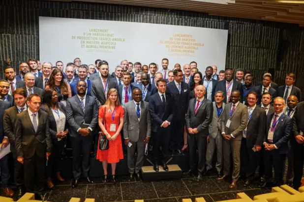 صورة نشرها الرئيس الفرنسي عبر حسابه على «تويتر» خلال زيارته الحالية لأوغندا بحضور ممثلي شركات فرنسية لدعم الاقتصاد الأوغندي