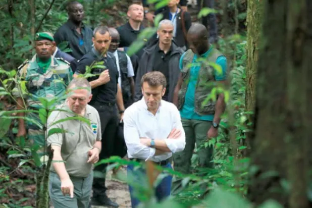 میکرون کل لیبرویل کے شمال میں گیبون کے ساحل پر محفوظ علاقوں میں سے ایک کے دورے کے دوران (اے پی)
