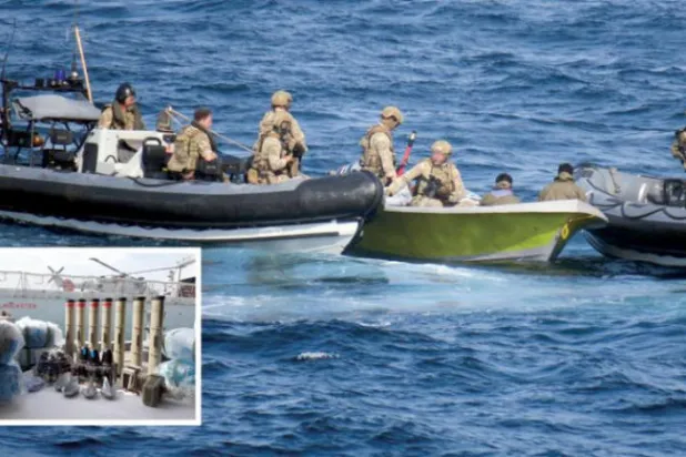 خلیج عمان میں ہتھیاروں کو ضبط کرنے کے آپریشن پر برطانوی وزارت دفاع کی طرف سے تقسیم کی گئی ایک تصویر اور فریم میں وہ ہتھیاروں ہیں (اے ایف پی)
