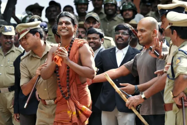 نيثياناندا سوامي فر من الهند في عام 2019 بعد اتهامه بالاغتصاب (أ.ف.ب)