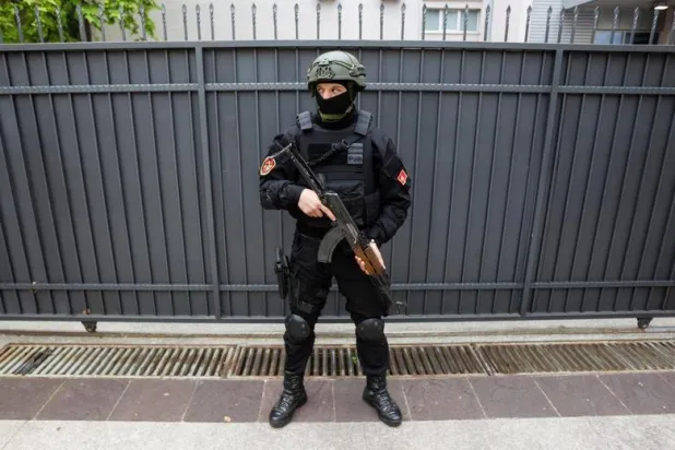 عنصر في شرطة جمهورية الجبل الأسود (رويترز)