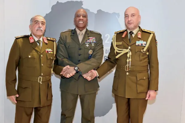 الحداد والناظوري يتوسطهما قائد «أفريكوم» في روما (السفارة الأميركية)