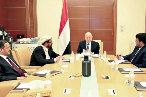 رئيس مجلس القيادة اليمني رشاد العليمي مع ثلاثة من أعضاء المجلس (سبأ)