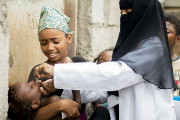 طفل يتلقى لقاحاً ضد مرض شلل الأطفال الذي عاد للتفشي في اليمن (الأمم المتحدة)