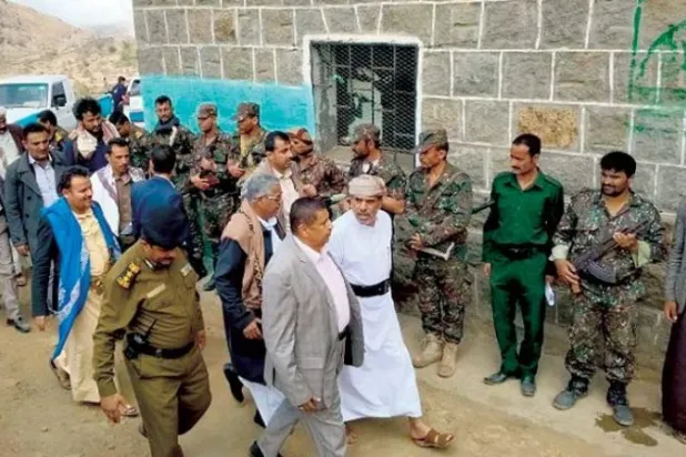 حوثيون يزورون سجناً في محافظة ريمة اليمنية (إعلام حوثي)