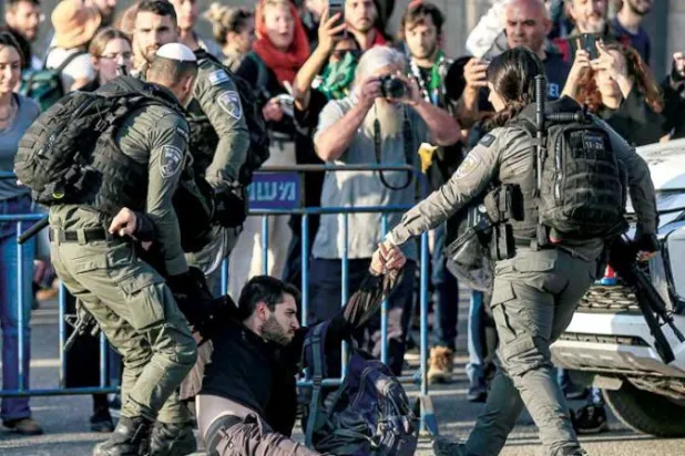 الأمن الإسرائيلي يتصدى لمحتجين ضد ترحيل الفلسطينيين من حي الشيخ جراح في القدس الشرقية 3 مارس (د.ب.أ)