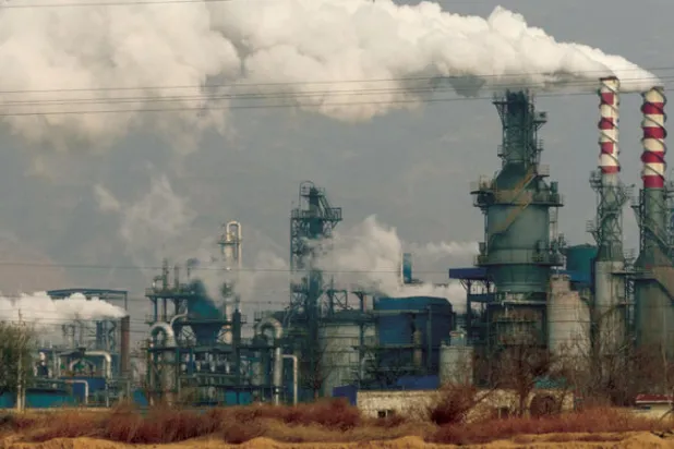 الدخان يتصاعد من محطة معالجة الفحم في مقاطعة شانشي بوسط الصين (أ.ب)