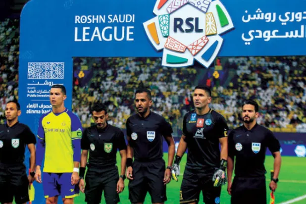 الجريس وطاقمه يتوسطان قائدي الباطن والنصر قبل انطلاق المباراة (الشرق الأوسط)