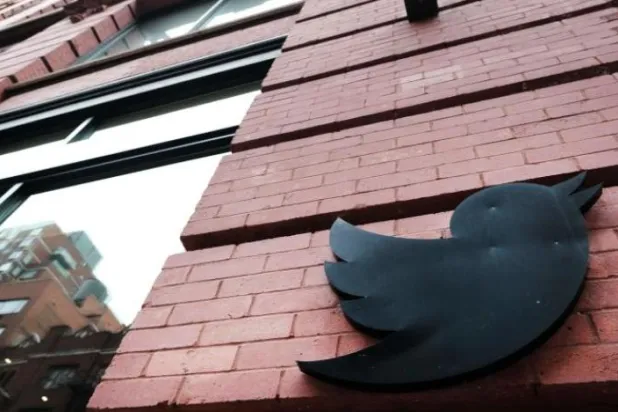 Şirketin New York'taki genel merkezinin dışındaki Twitter logosu (AFP)
