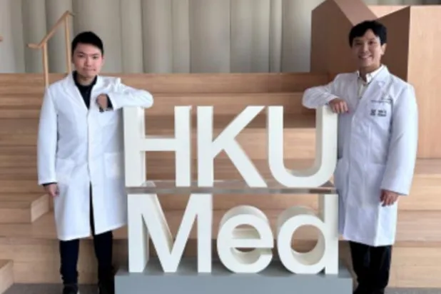 تشيونغ تشينغ لونغ (من اليمين) مع زميله بالفريق البحثي (جامعة هونغ كونغ)