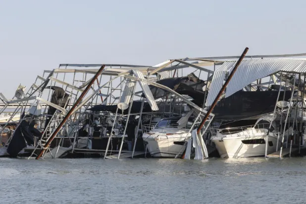 صورة تظهر تضرر الموانئ والقوارب في مرسى بحيرة لويسفيل في تكساس (أ.ب)