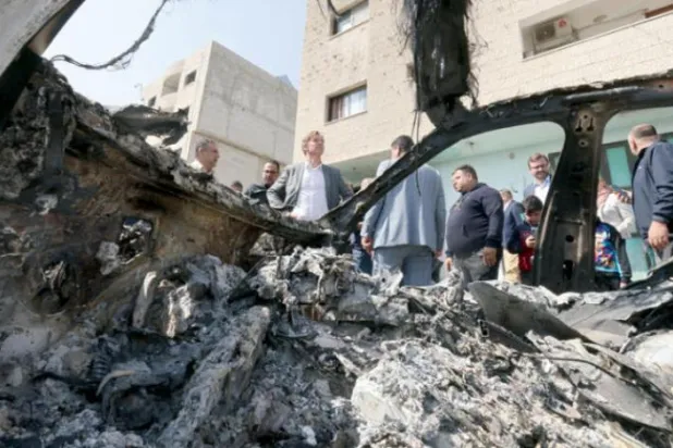 فلسطین میں یورپی یونین کے نمائندے سوین کون وون برگسڈورف ایک سفارتی وفد کی سربراہی کرتے ہوئے گذشتہ اتوار کو آباد کاروں کے حملے میں فلسطینیوں کے گھر کو پہنچنے والے نقصان کا معائنہ کر رہے ہیں (ای پی اے)