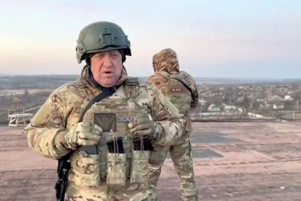 اسپیشل "ویگنر" گروپ کے سربراہ یوگینی پریگوزن فوجی وردی میں ملبوس ایک کلپ میں باخموت کے ایک نامعلوم مقام سے شہر کو مکمل طور پر گھیر لینے کا دعویٰ کرتے ہیں اور وہ کیف سے اپنی افواج کے انخلا کا مطالبہ کر رہے ہیں (اے ایف پی(
