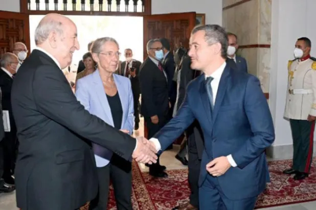 الجزائر کے صدر 18 اکتوبر 2022 کو فرانسیسی وزیر داخلہ اور وزیر اعظم کے ساتھ (صدارت)
