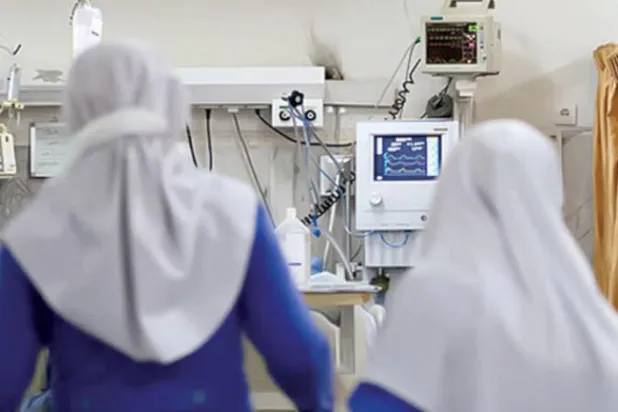 قُم کے ہسپتال کے انتہائی نگہداشت یونٹ میں دو طالبات اپنی ہم جماعتوں کی صحت کی صورتحال کا جائزہ لے رہیں ہیں (ہمشہری)
