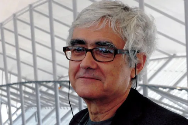 فينولي في لقطة تذكارية أمام مطار كاراسكو في أوروغواي الذي صممه