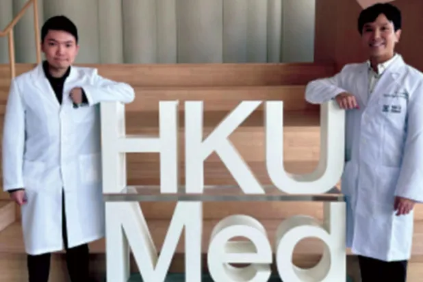 تشيونغ تشينغ لونغ (من اليمين) مع زميله بالفريق البحثي (جامعة هونغ كونغ)