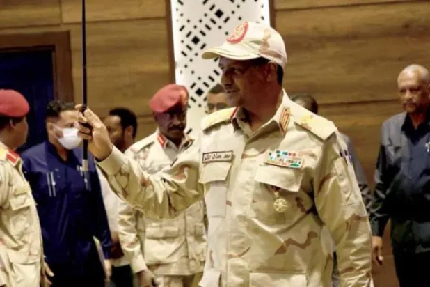 "فوری امدادی فورسز" کے کمانڈر حمیدتی 19 فروری کو اپنی فورسز کے ساتھ ایک ملاقات کے دوران (رائٹرز)
