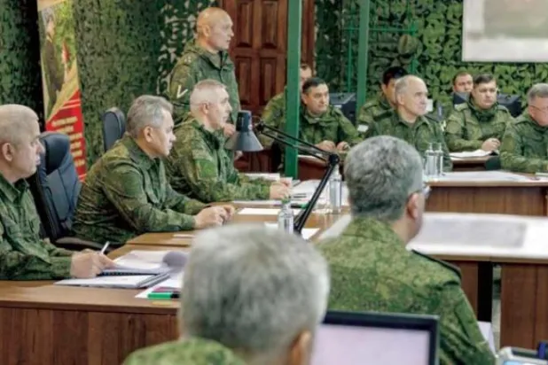 روسی وزیر دفاع سرگئی شوئیگو نے کل مشرقی یوکرین میں ایک نامعلوم مقام پر فوجی رہنماؤں کے ساتھ ایک اجلاس کی صدارت کی (ای پی اے)
