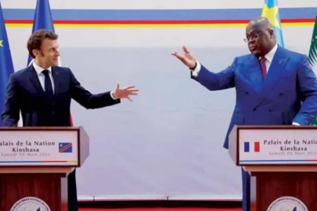 ماكرون خلال مؤتمر صحافي مع نظيره الكونغولي فيليكس تشيسكيدي في كينشاسا السبت (أ.ف.ب)
