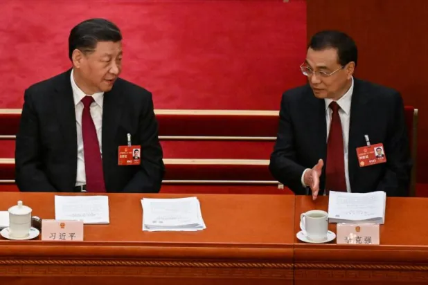 الرئيس الصيني شي جينبينغ (يسار) ورئيس الوزراء لي كه تشيانغ خلال جلسة افتتاح الاجتماع السنوي للبرلمان الصيني (أ.ف.ب)