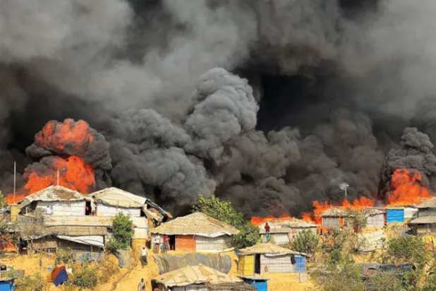 التهم الحريق عشرات المساكن في مخيم للاجئين الروهينغا ببنغلاديش أمس (رويترز)