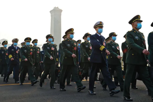 جنود صينيون في ساحة تينانمين أمس (أ.ب)