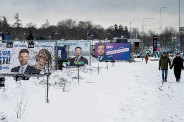 صور المرشحين للانتخابات البرلمانية في مدينة فيمسي الإستونية أمس (أ.ف.ب)