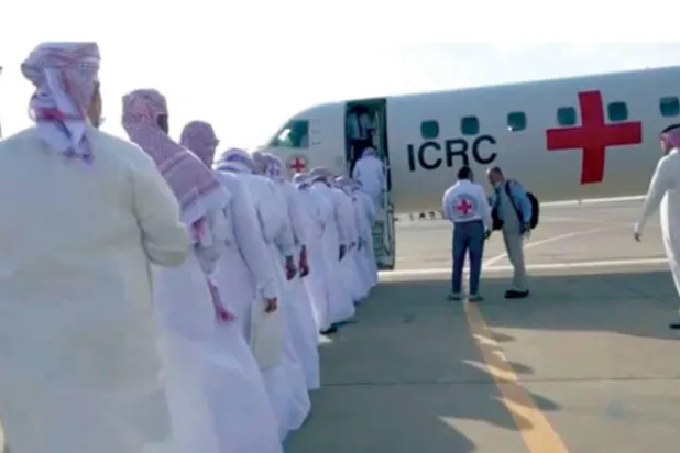 صورة لأسرى حوثيين أفرجت عنهم السعودية بمبادرة إنسانية في مايو 2022 (الشرق الأوسط)