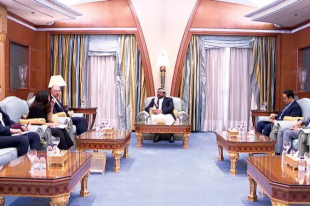 عضو مجلس القيادة الرئاسي في اليمن سلطان العرادة يلتقي السفير البريطاني في الرياض (سبأ)