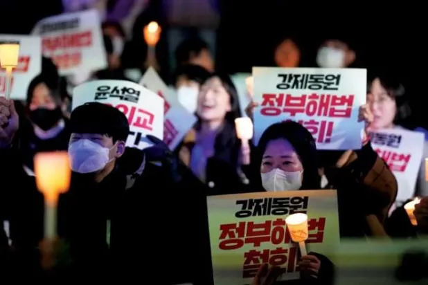 كوريون جنوبيون في مسيرة اعتراضاً على إعلان الحكومة خطتها لتعويض المواطنين من ضحايا العمل القسري خلال الحرب مع اليابان (أ.ب)