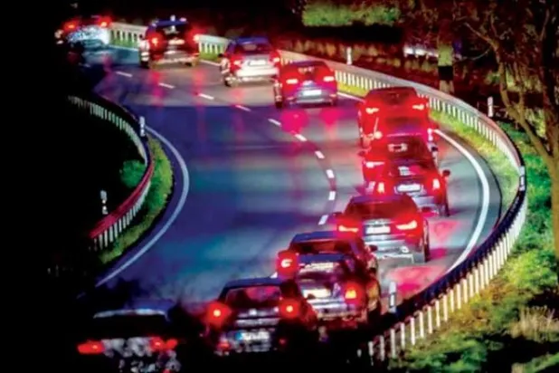 سيارات على طريق ريفي في فيرهايم بالقرب من فرانكفورت بألمانيا (أ.ب)