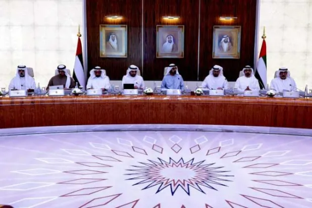 الشيخ محمد بن راشد خلال ترؤسه مجلس الوزراء الإماراتي أمس (وام)