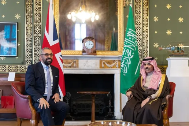 الأمير فيصل بن فرحان وزير الخارجية السعودي لدى لقائه نظيره البريطاني جيمس كليفرلي في لندن (واس)